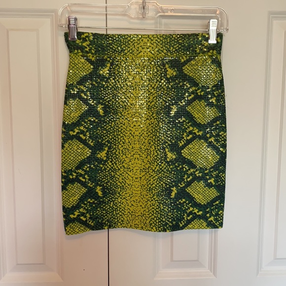 NWT BCBG MaxAzria green snakeskin sequin miniskirt - Picture 2 of 6
